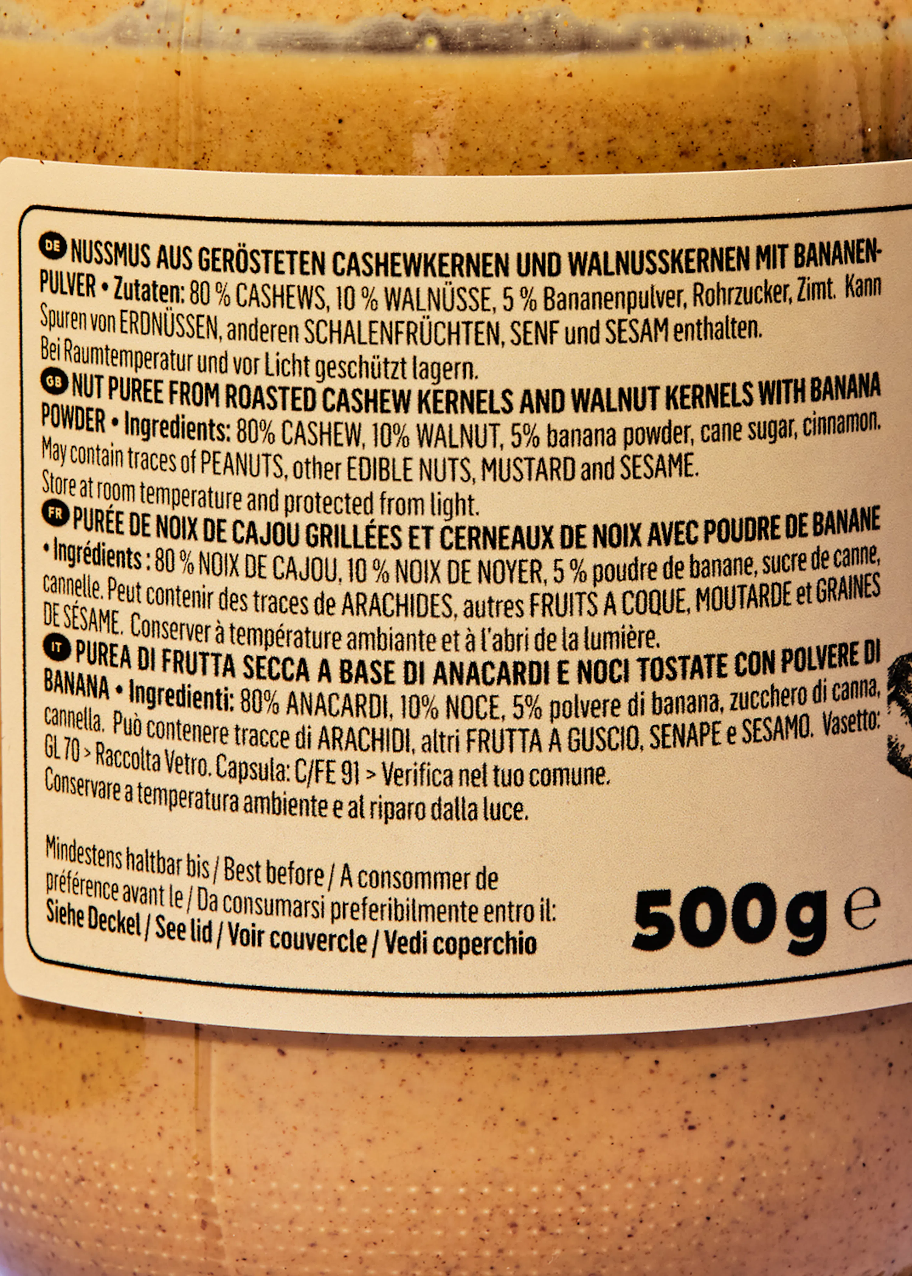 die Rückseite einer 500g-Flasche Nussmus aus gerösteten Cashewkernen und Walnusskernen mit Bananen